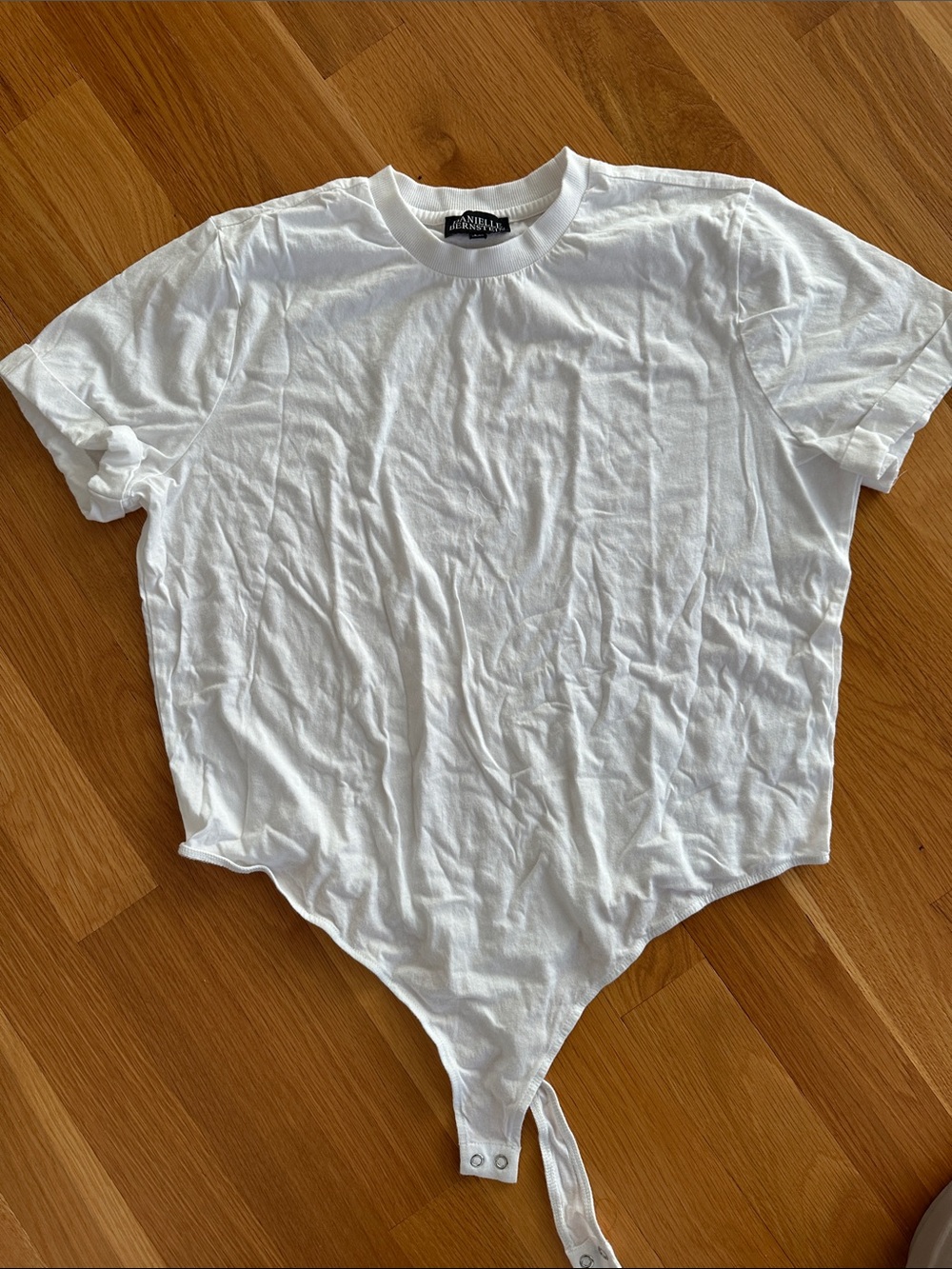DANIELLE BERNSTEIN White Crewneck Tee with snap for onsie - Picture 4 of 4